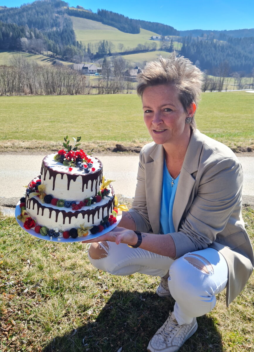 Carmen Rainer mit 2 stöckiger Torte